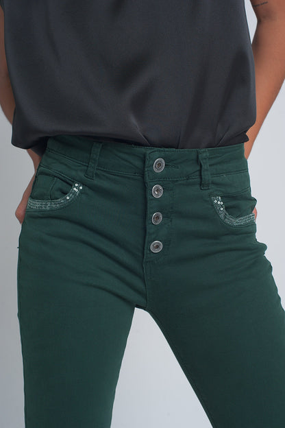 Pantalon verde boyfriend con detalles en bolsillo de lentejuelas