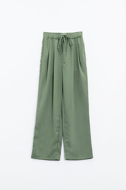 Pantalón Verde Con Bolsillos Delanteros Y Cordón De Cierre