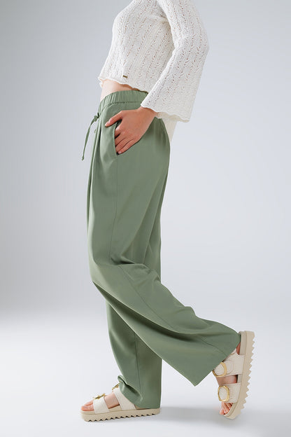 Pantalón Verde Con Bolsillos Delanteros Y Cordón De Cierre