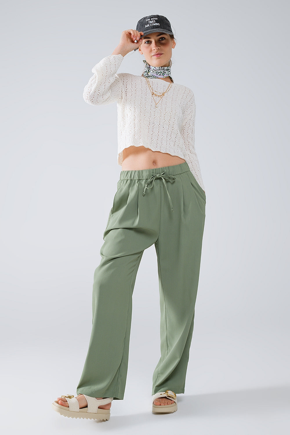 Pantalón Verde Con Bolsillos Delanteros Y Cordón De Cierre