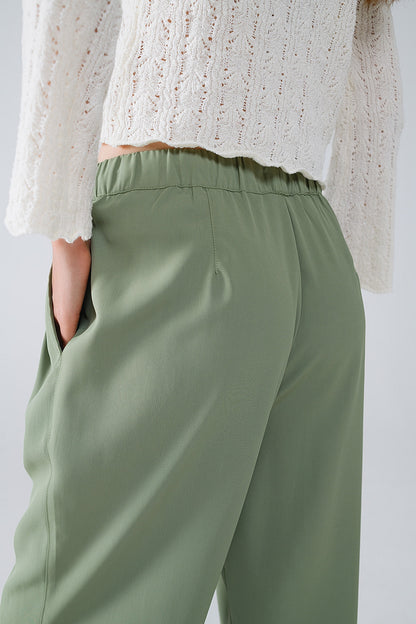 Pantalón Verde Con Bolsillos Delanteros Y Cordón De Cierre