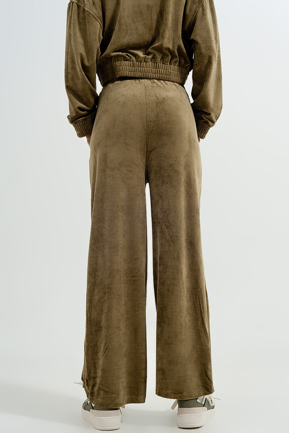 Pantalon verde con cordón ajustable de pana