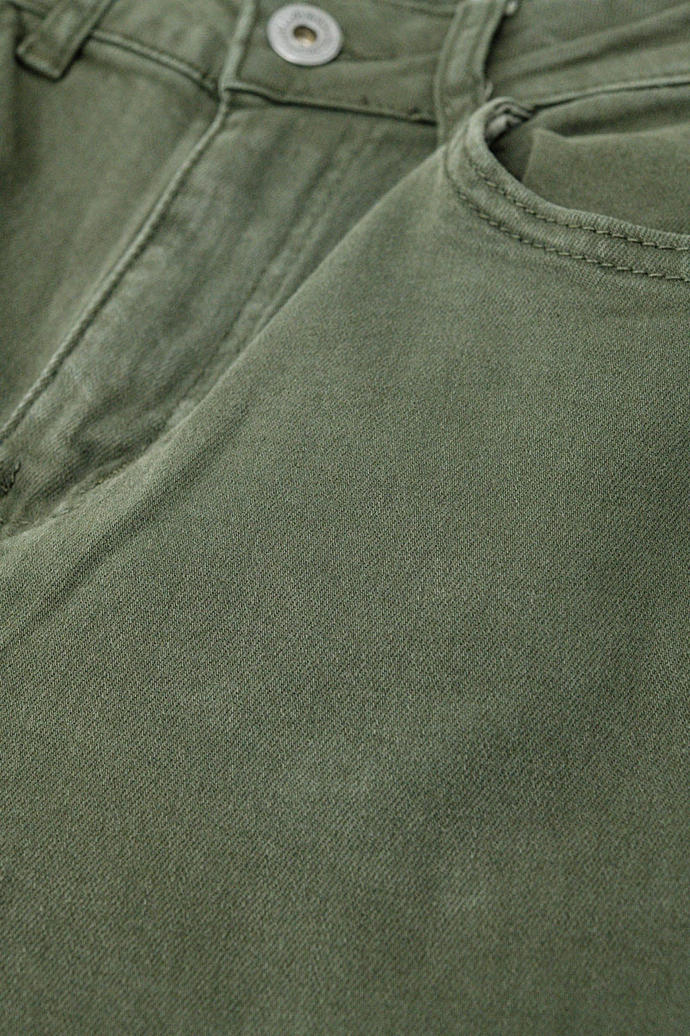 Pantalón verde militar de pierna ancha con estampado de leopardo en el bajo