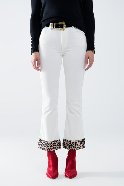 Q2 Pantalones acampanados de pana color crema con estampado de leopardo en el bajo