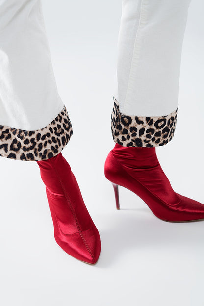 Pantalones acampanados de pana color crema con estampado de leopardo en el bajo