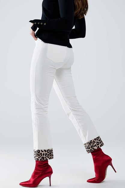 Pantalones acampanados de pana color crema con estampado de leopardo en el bajo