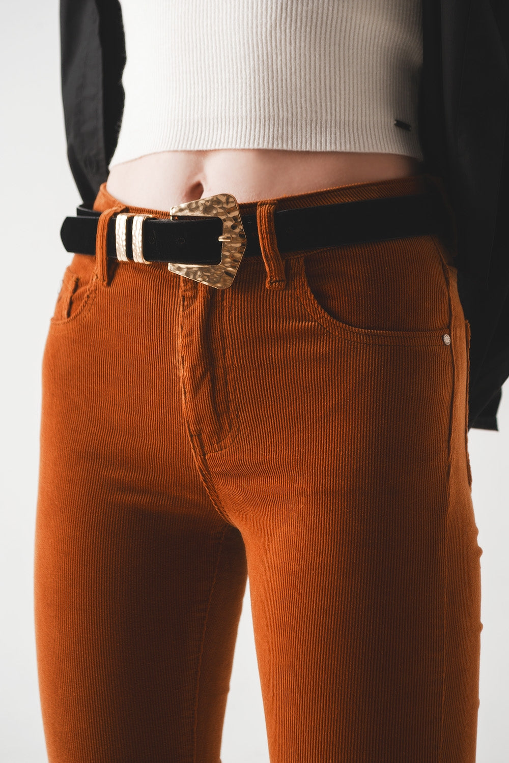 Pantalones acampanados de pana en color camel