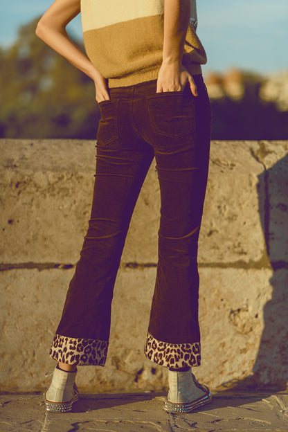 Pantalones acampanados de pana marrón con estampado de leopardo en el bajo