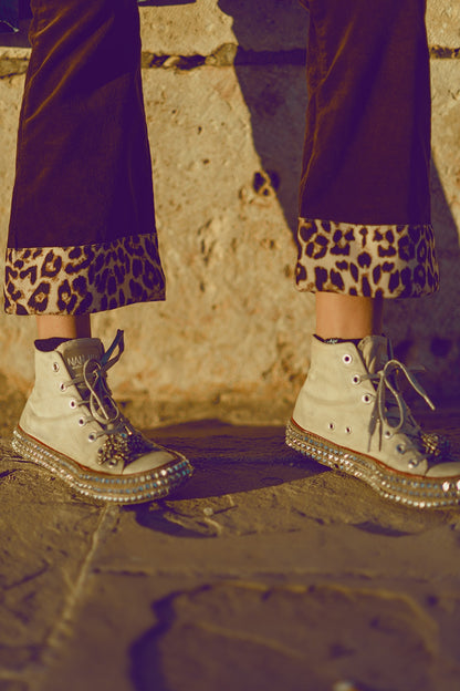 Pantalones acampanados de pana marrón con estampado de leopardo en el bajo