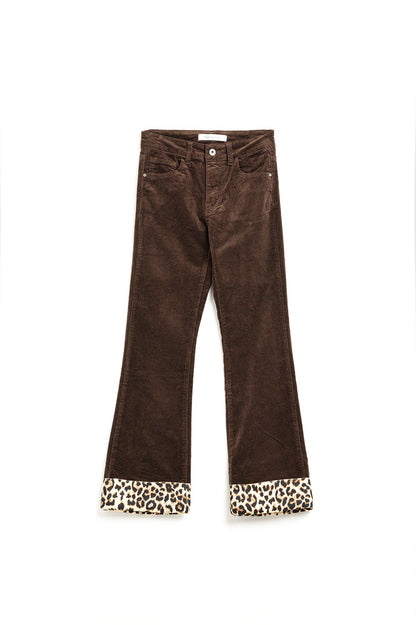 Pantalones acampanados de pana marrón con estampado de leopardo en el bajo