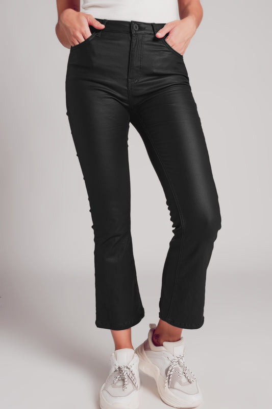 Q2 Pantalones acampanados de piel sintética elástica en negro