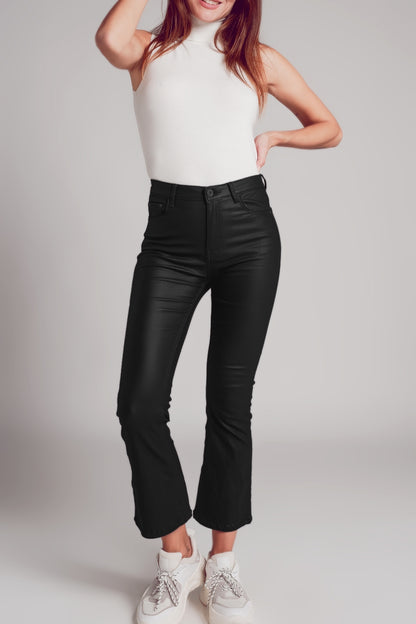 Pantalones acampanados de piel sintética elástica en negro