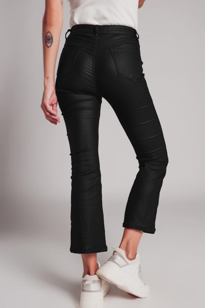 Pantalones acampanados de piel sintética elástica en negro