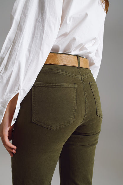 Pantalones ajustados con dobladillo corto en color verde oscuro
