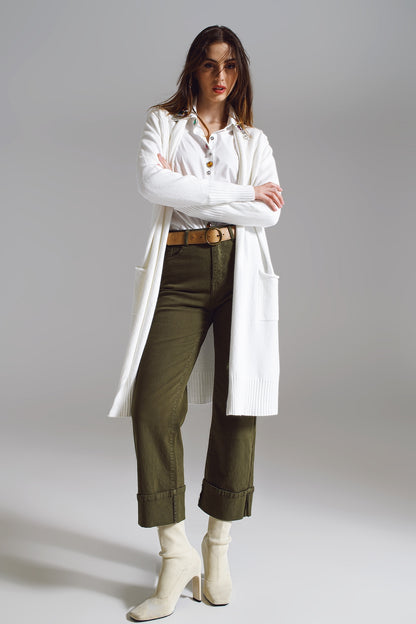 Pantalones ajustados con dobladillo corto en color verde oscuro