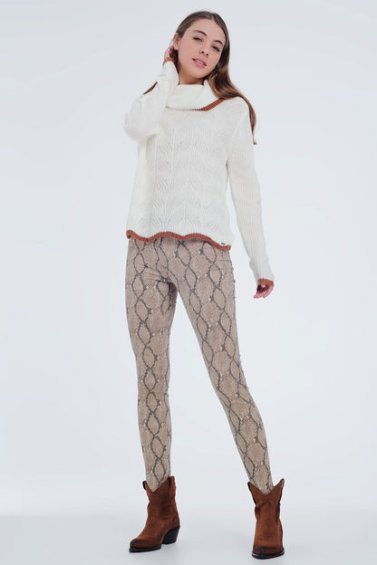 Pantalones ajustados con estampado de serpiente en camel
