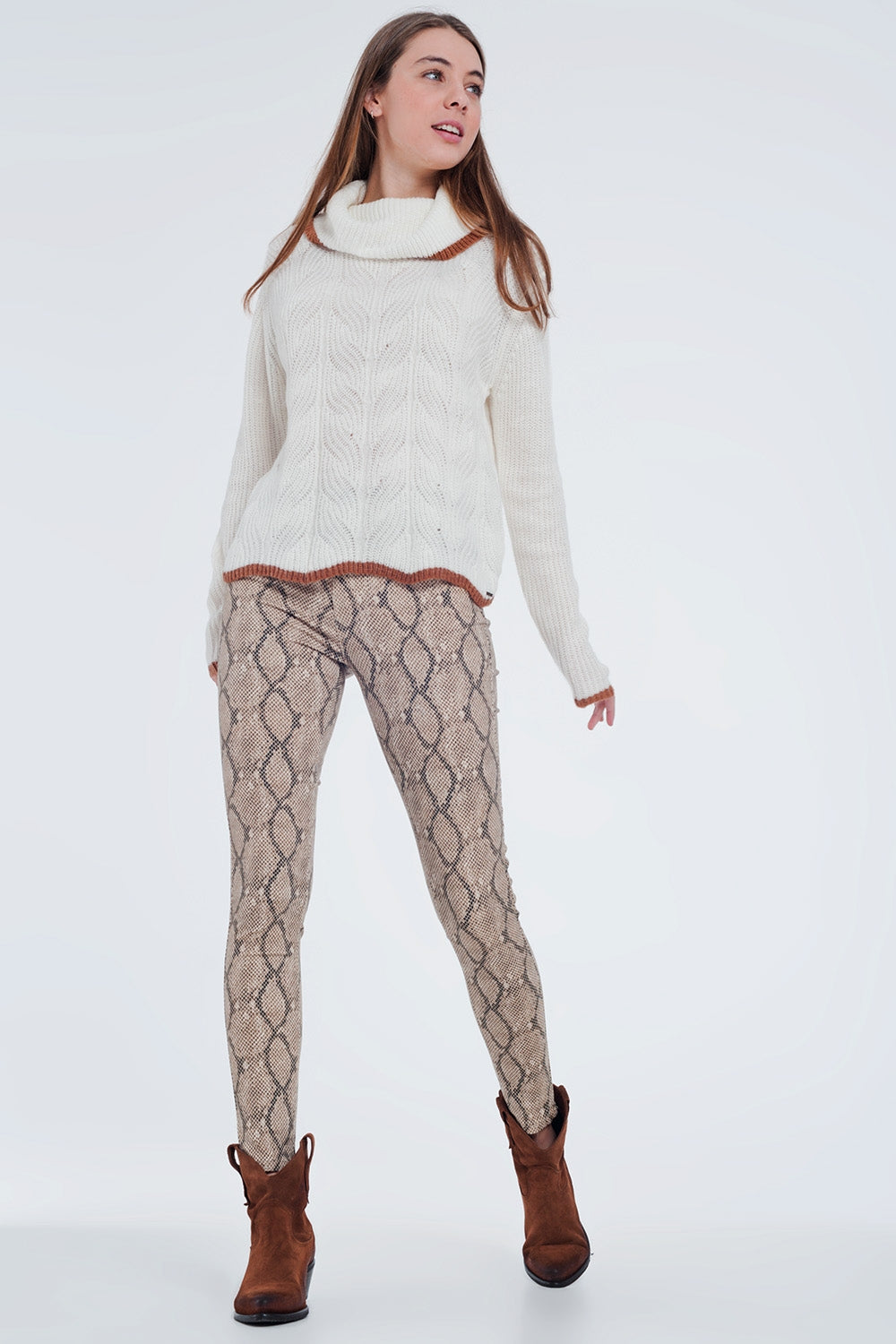 Pantalones ajustados con estampado de serpiente en camel