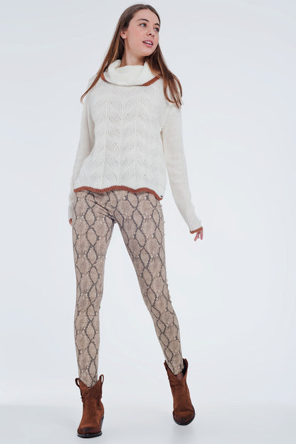 Pantalones ajustados con estampado de serpiente en camel