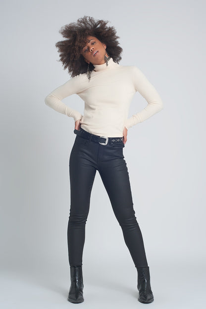 Pantalones ajustados de efecto cuero en color negro