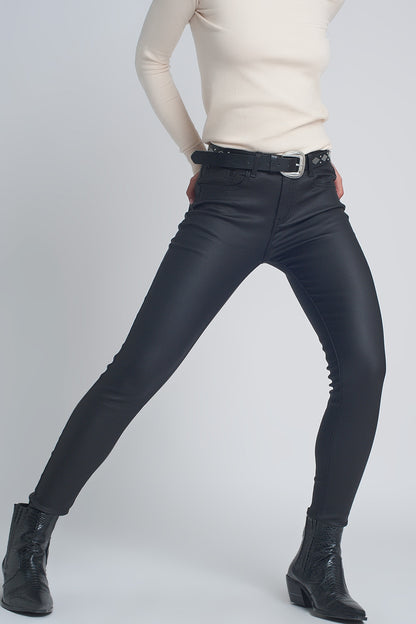 Pantalones ajustados de efecto cuero en color negro