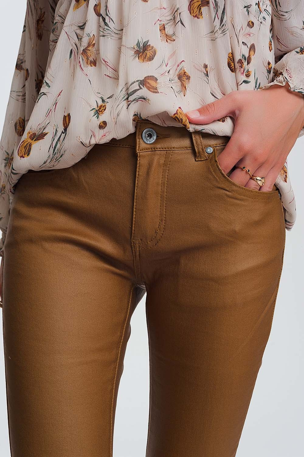 Pantalones ajustados de talle alto en camel