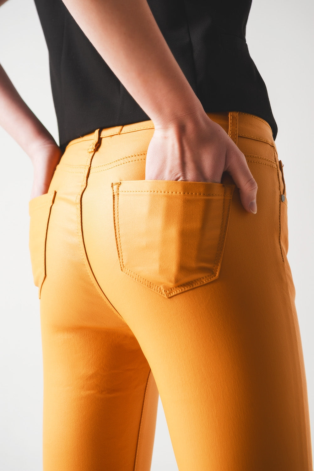 Pantalones ajustados de talle alto en naranja