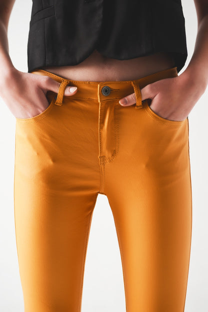 Pantalones ajustados de talle alto en naranja