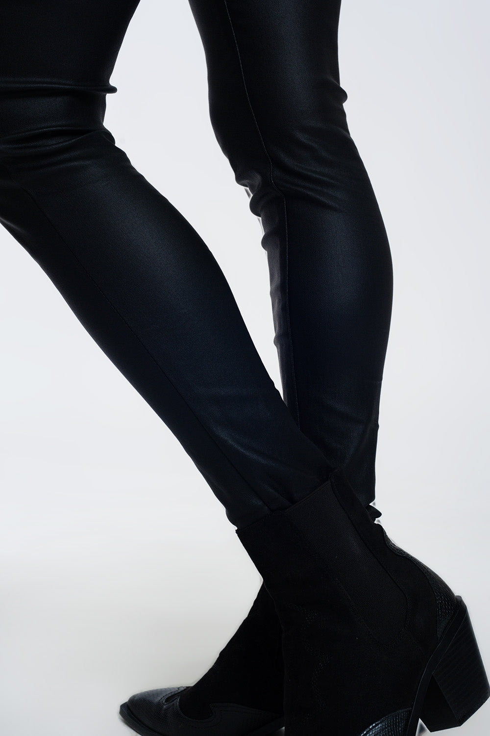 Pantalones ajustados de talle alto en negro
