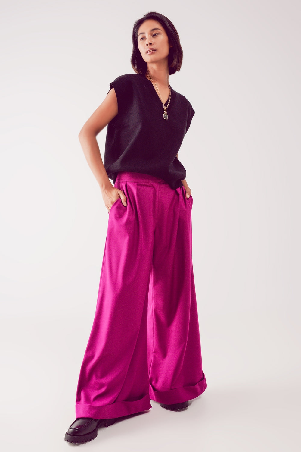 Pantalones anchos plisados de color fucsia