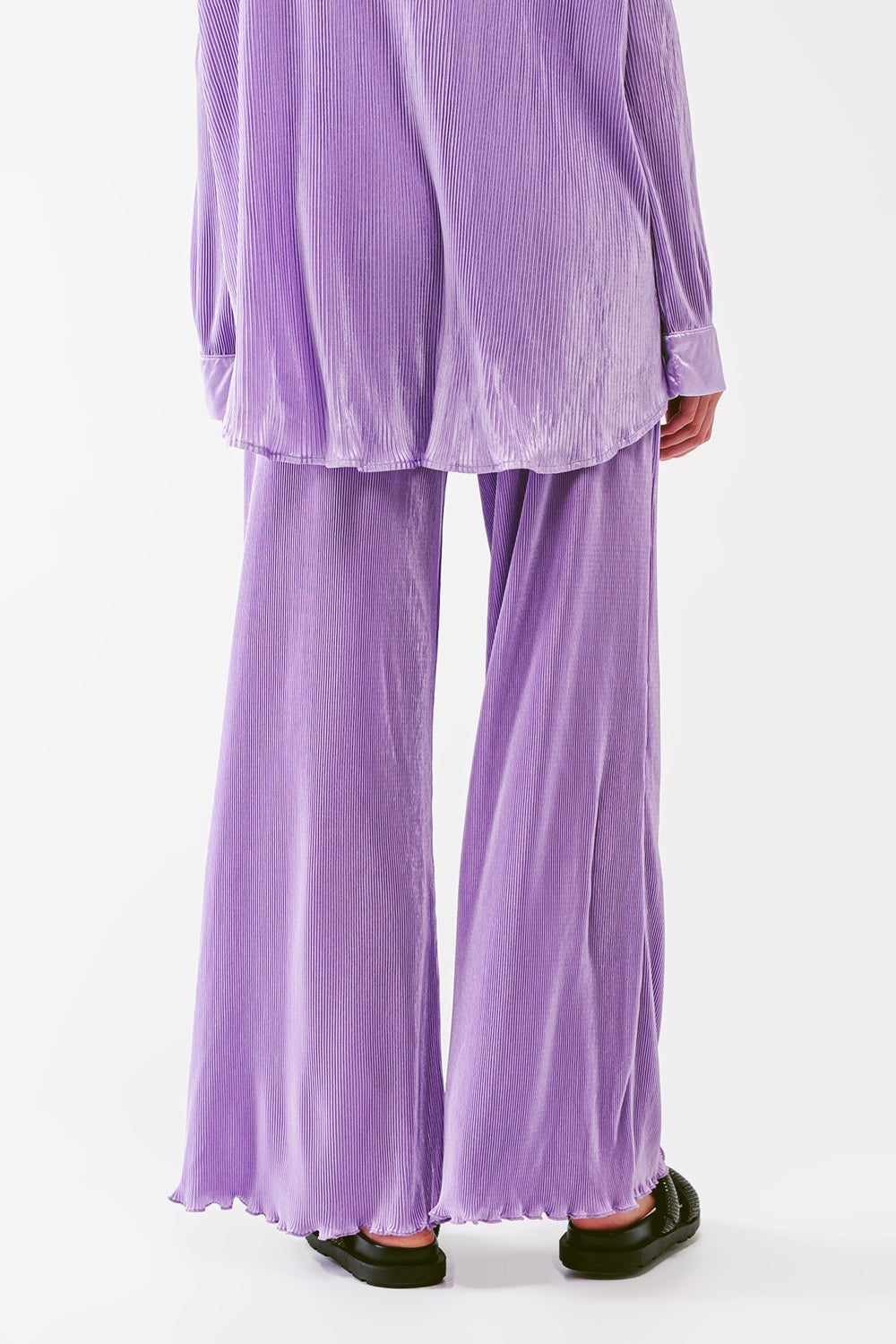 Pantalones anchos plisados de satén en lila