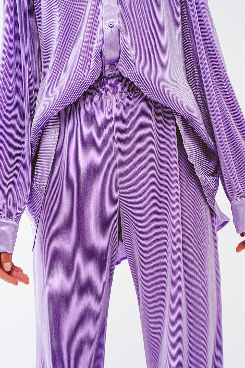 Pantalones anchos plisados de satén en lila