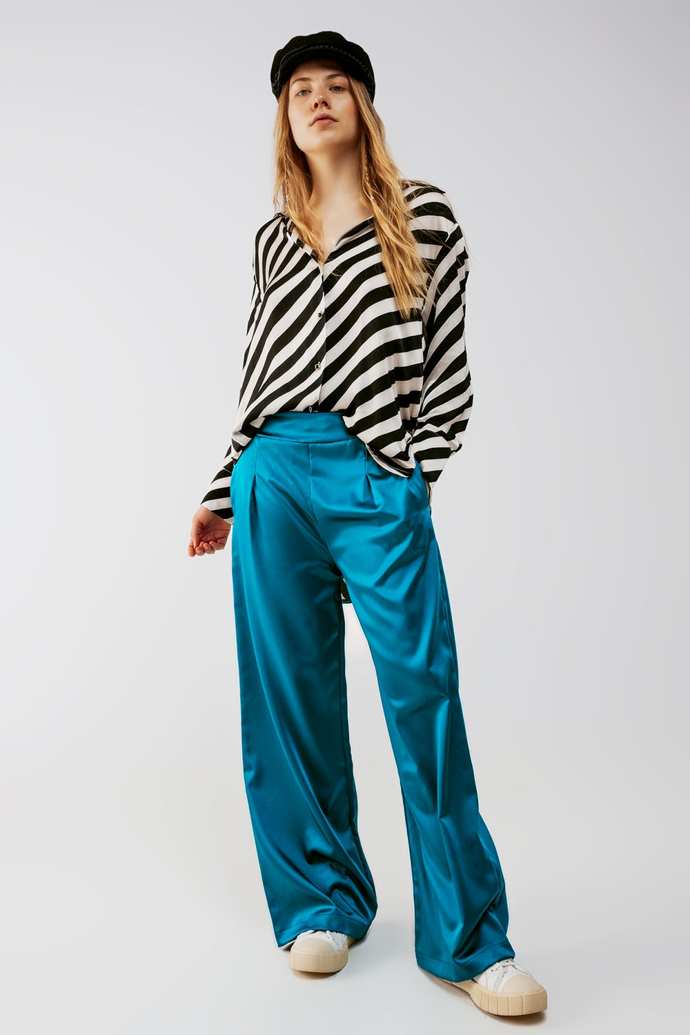 Pantalones azules de pernera ancha de satén