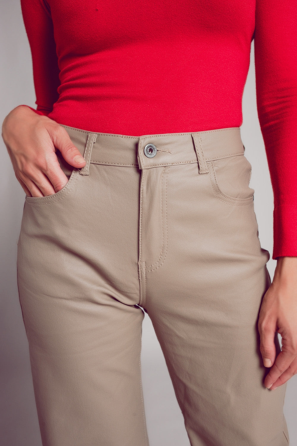Pantalones beige de pernera ancha de cuero sintético