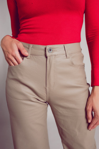 Pantalones beige de pernera ancha de cuero sintético