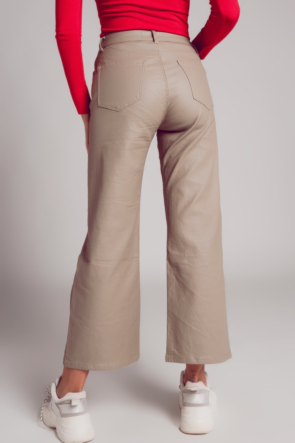 Pantalones beige de pernera ancha de cuero sintético