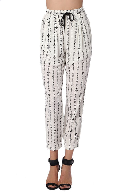 Q2 Pantalones crema con estampado azteca en contraste