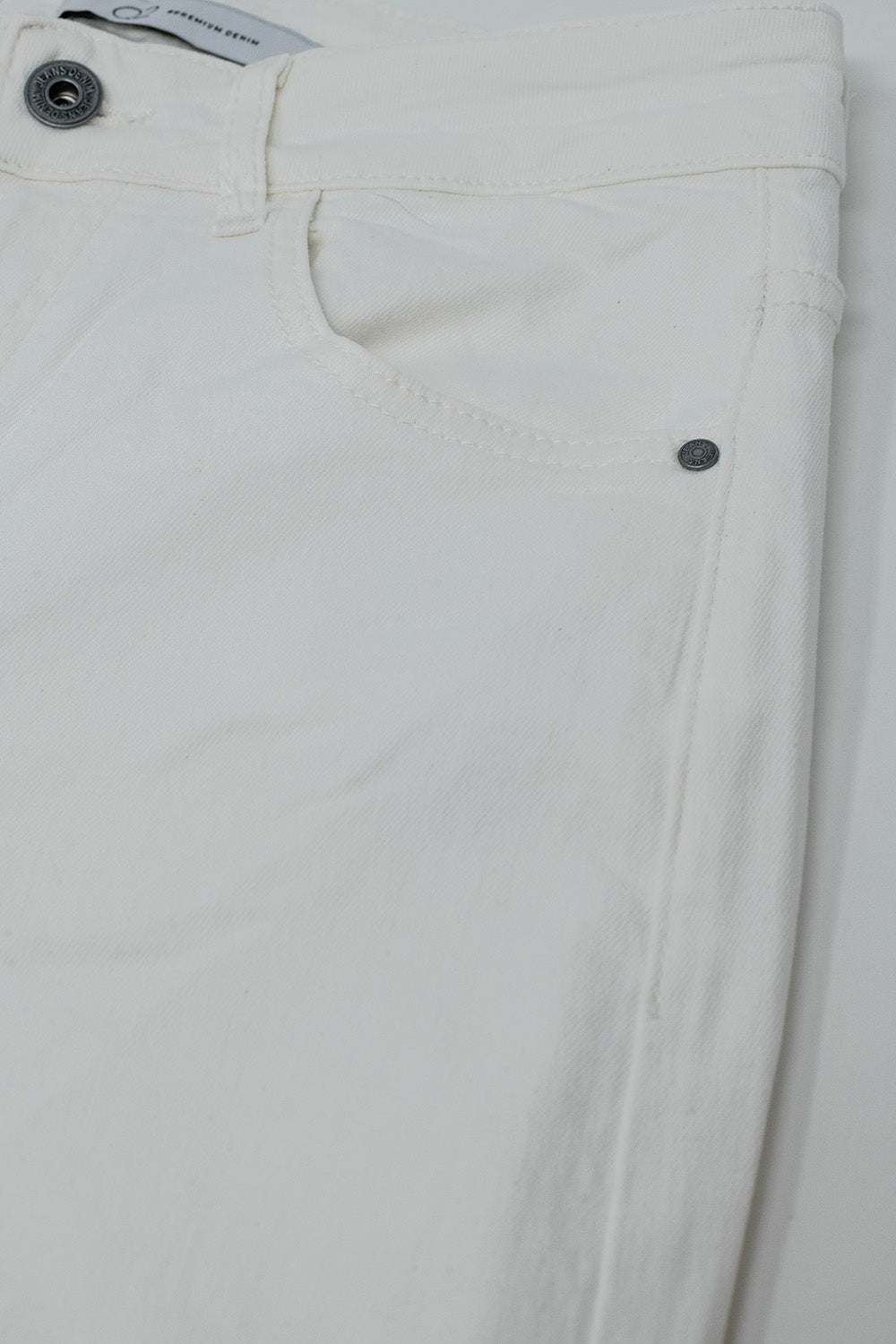 Pantalones blancos de pierna ancha y tiro alto