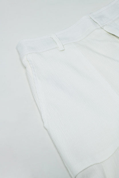 Pantalones blancos de raso con bolsillos laterales y aros para el cinturón