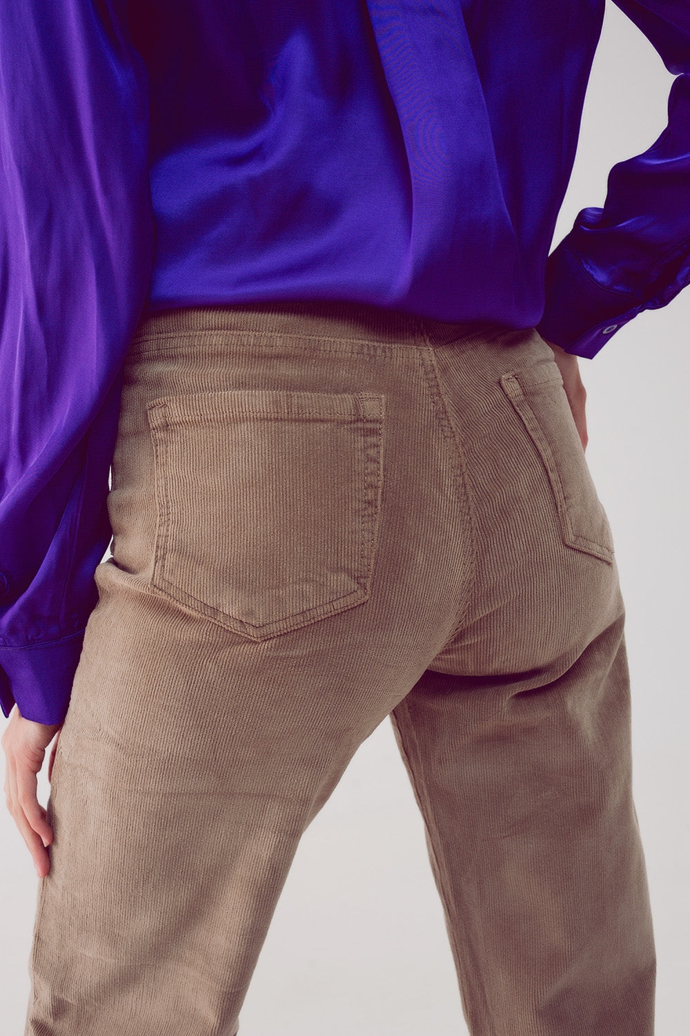 Pantalones capri beige de pana