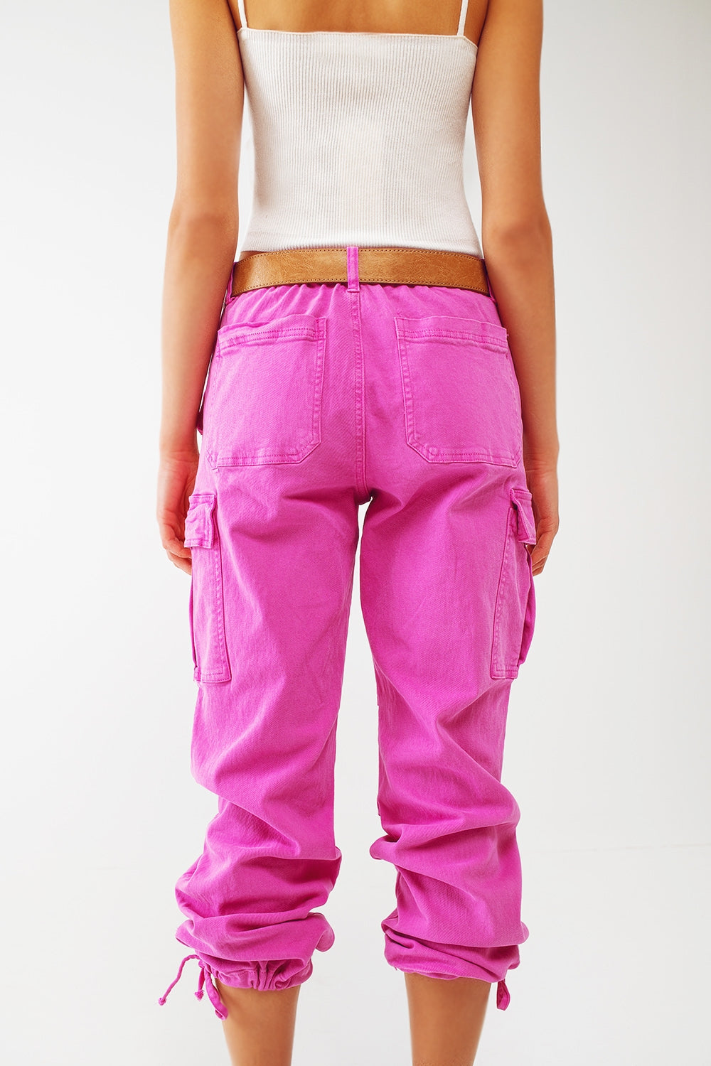 Pantalones cargo con extremos de borla en fucsia