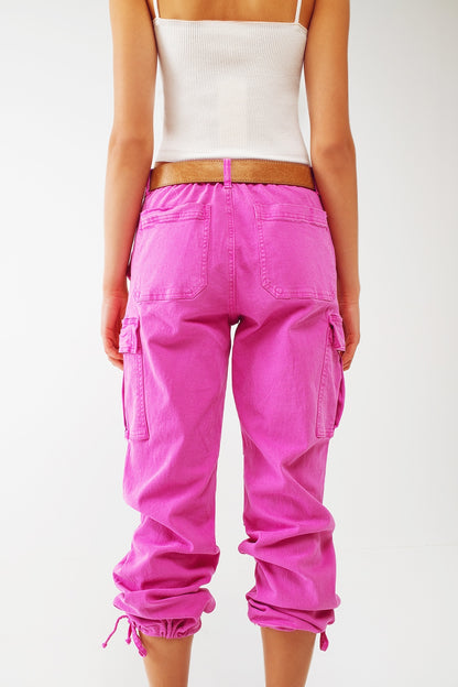 Pantalones cargo con extremos de borla en fucsia