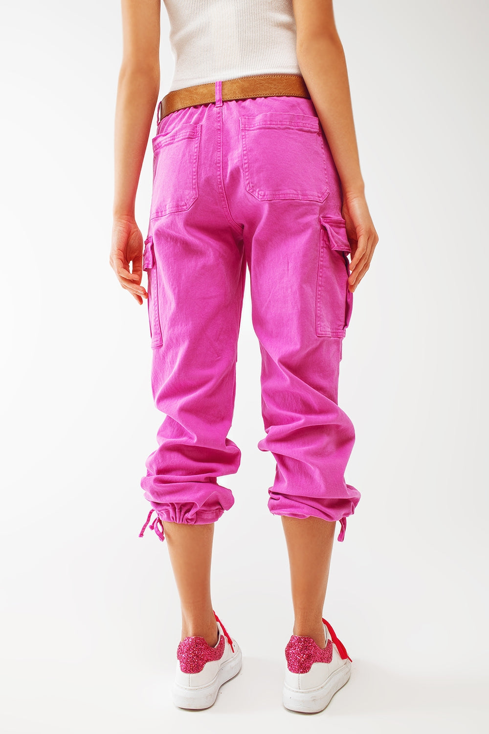 Pantalones cargo con extremos de borla en fucsia