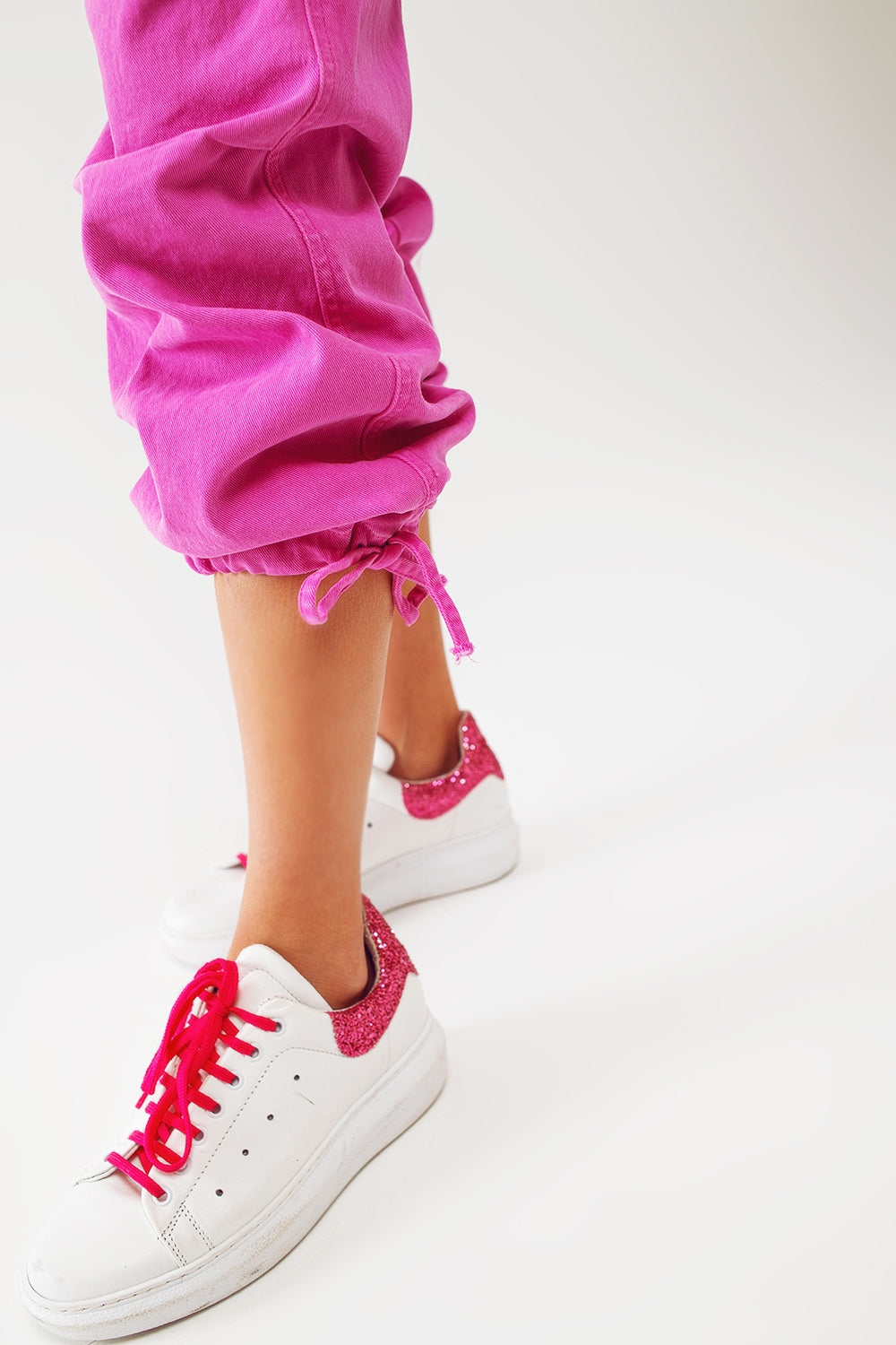 Pantalones cargo con extremos de borla en fucsia