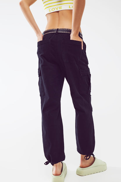 Pantalones cargo con extremos de borla en negro