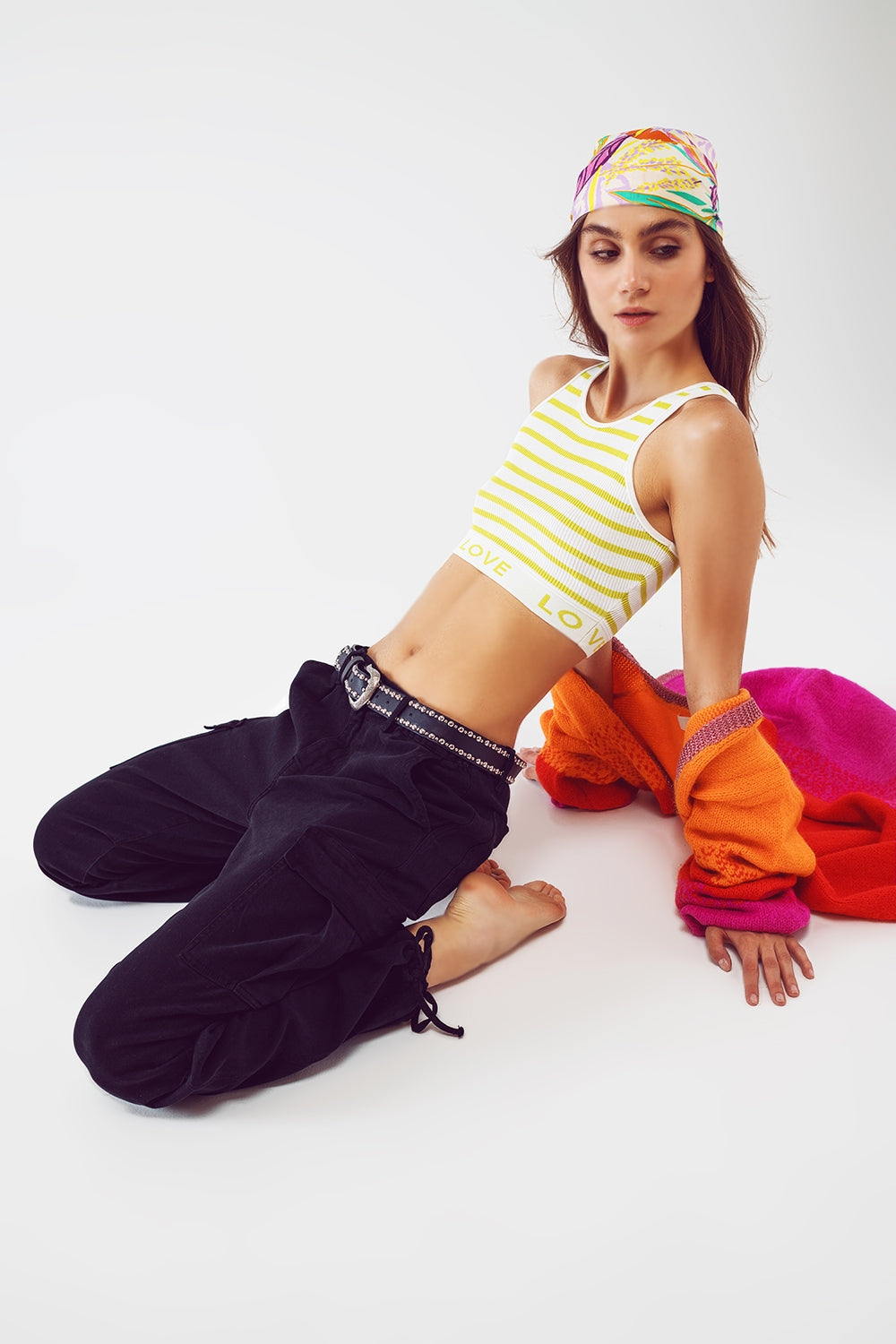 Pantalones cargo con extremos de borla en negro
