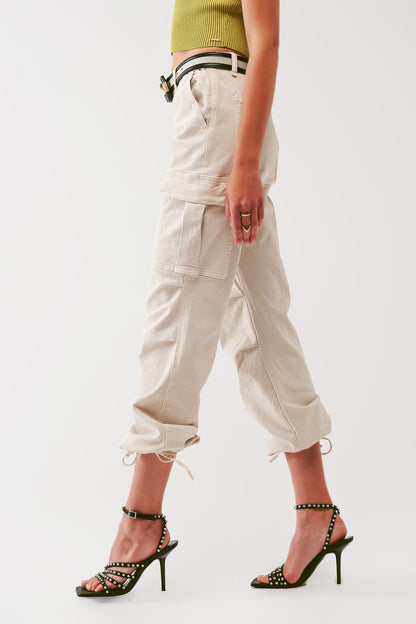 Pantalones cargo con extremos de borlas en color arena