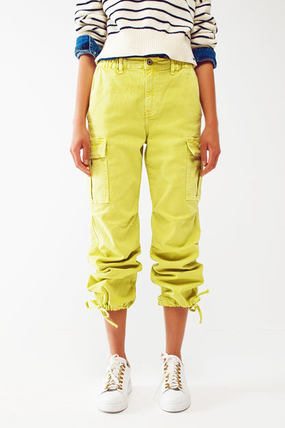Q2 Pantalones cargo con extremos de borlas en color lima