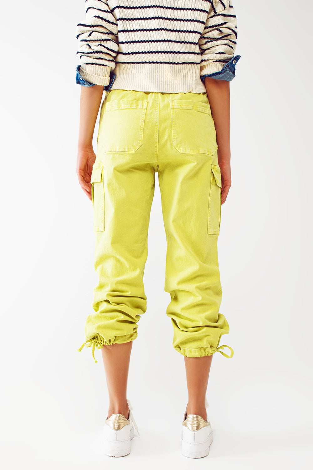 Pantalones cargo con extremos de borlas en color lima