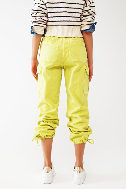 Pantalones cargo con extremos de borlas en color lima