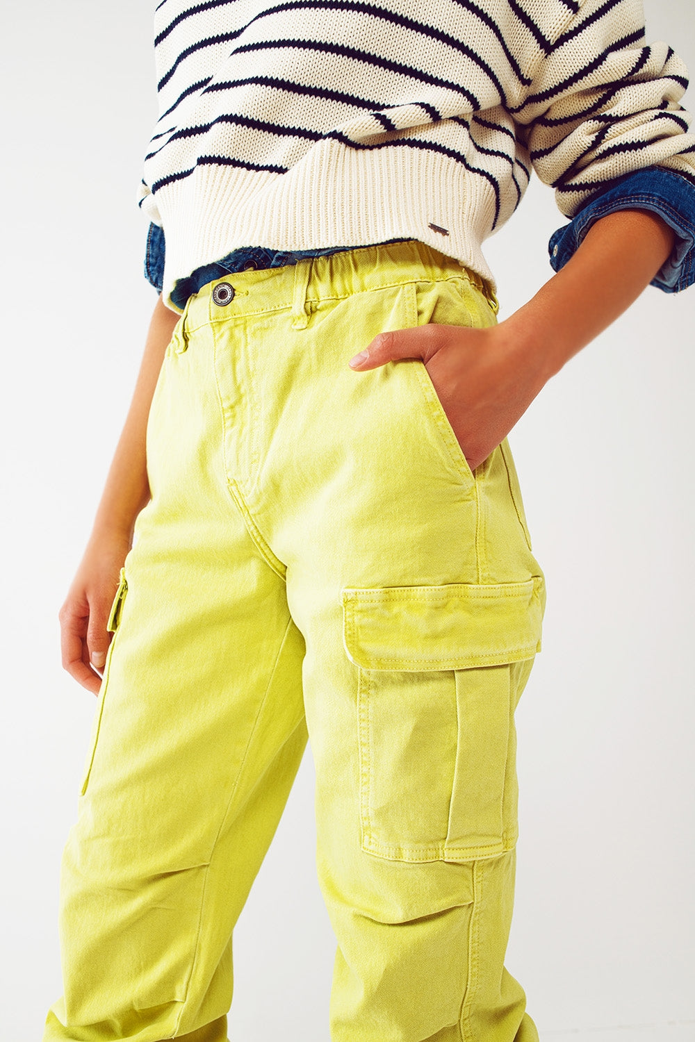 Pantalones cargo con extremos de borlas en color lima